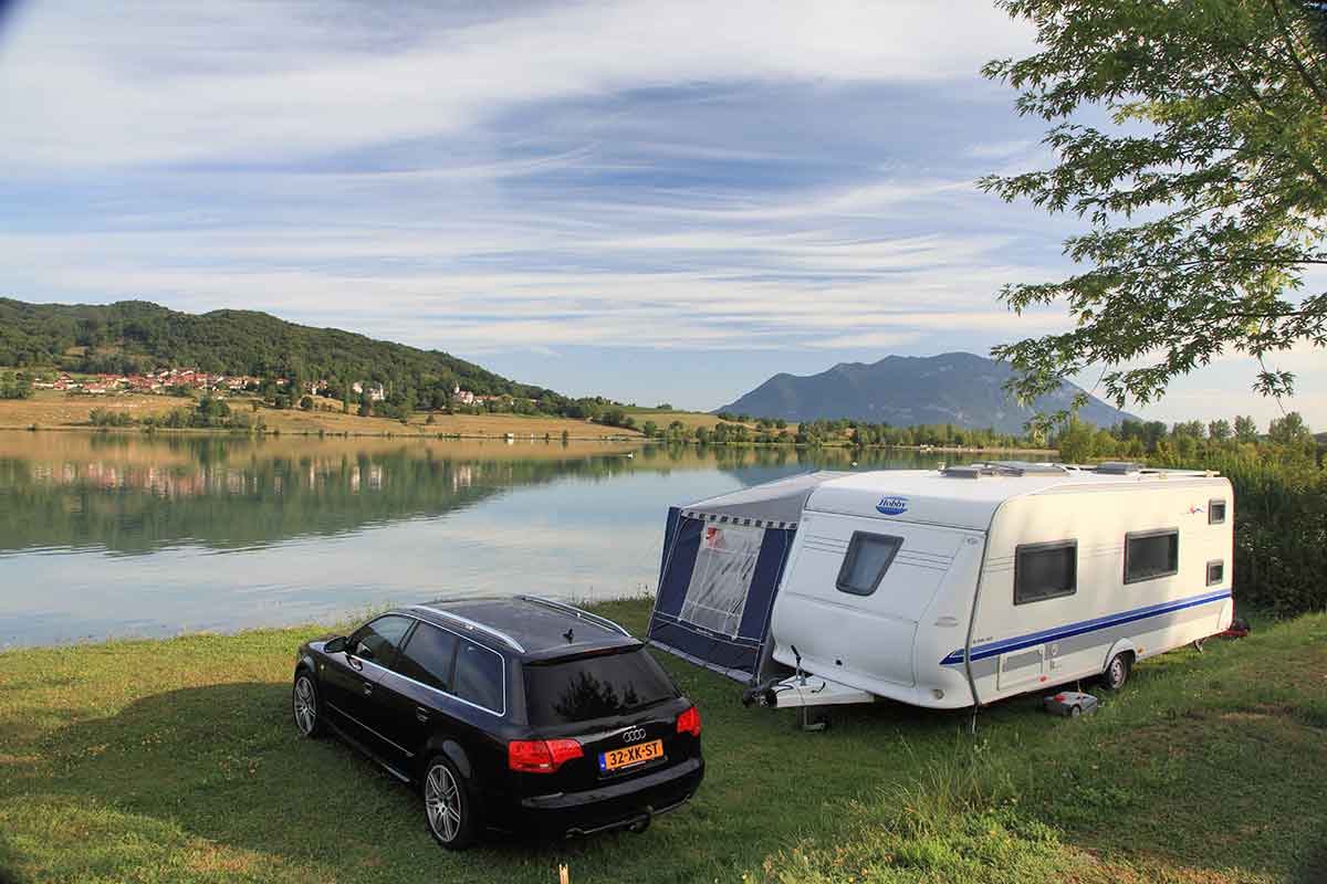 LAKESIDE CAMPING