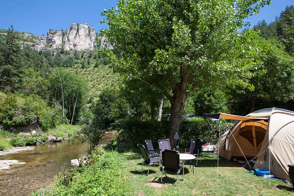 CAMPING EN BORD DE RIVIÈRE