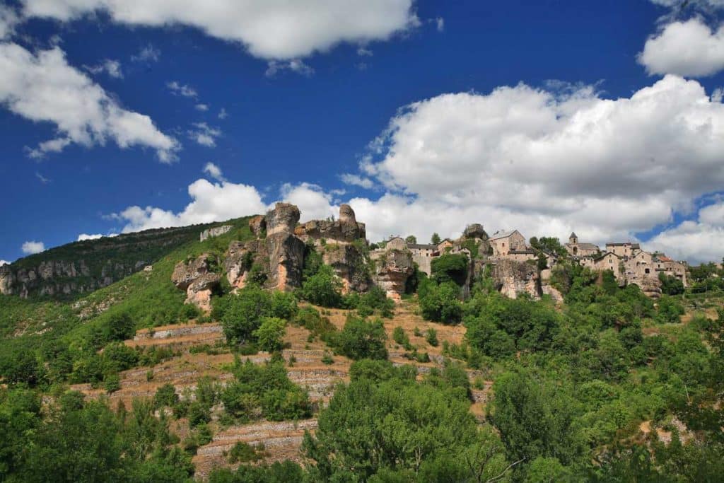 Village de Cantobre dans la vallée de la Dourbie en Aveyron