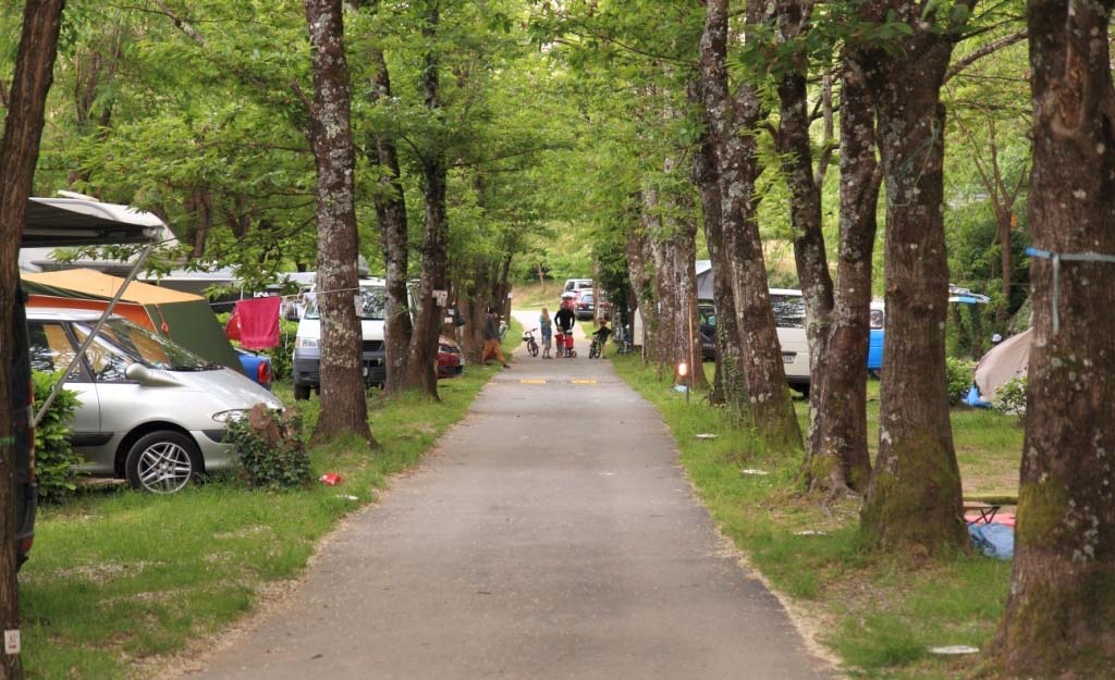 Emplacement de camping en Ardèche au bord du Chassezac