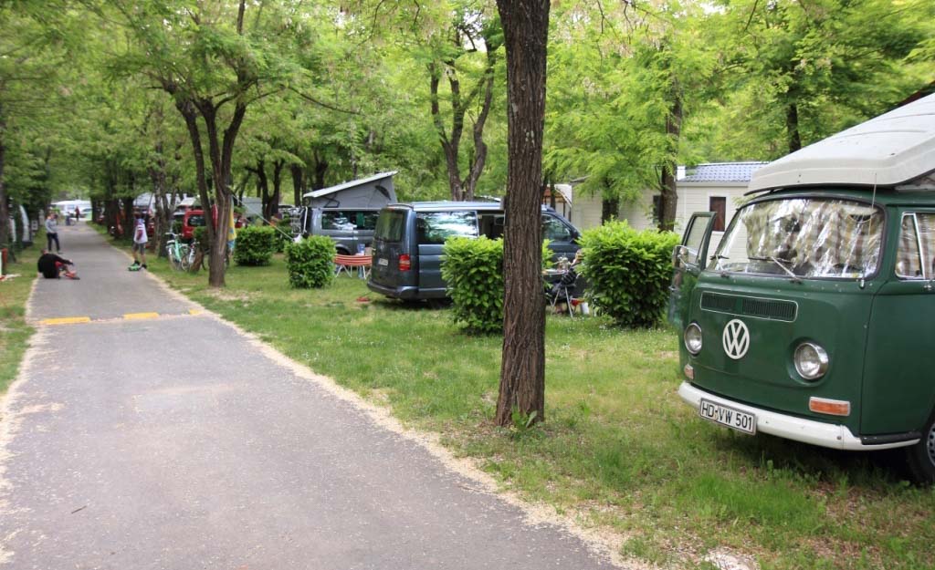 Emplacement de camping en Ardèche au bord du Chassezac