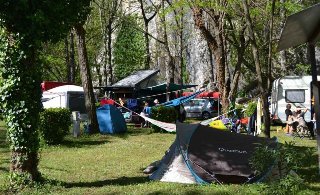 Emplacement de camping en Ardèche au bord du Chassezac