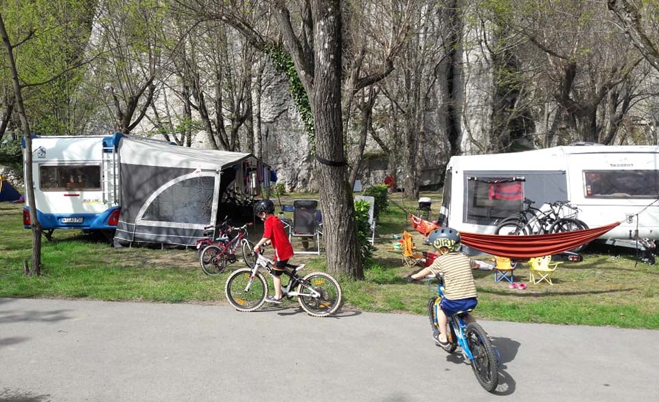 Emplacement de camping en Ardèche au bord du Chassezac