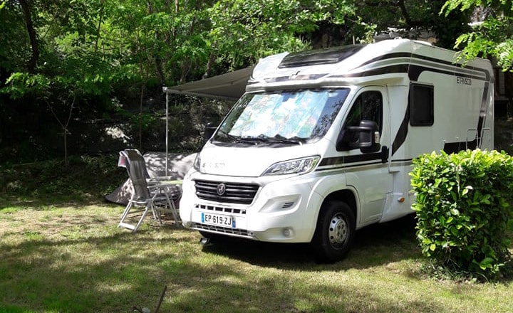 Emplacement de camping en Ardèche au bord du Chassezac