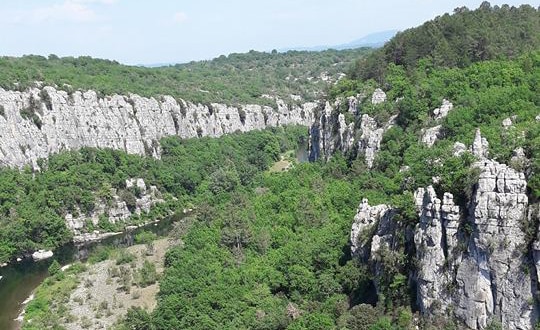 Emplacement de camping en Ardèche au bord du Chassezac