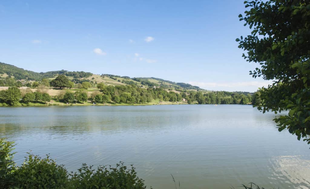 Emplacement de camping en bord de lac en Bourgogne