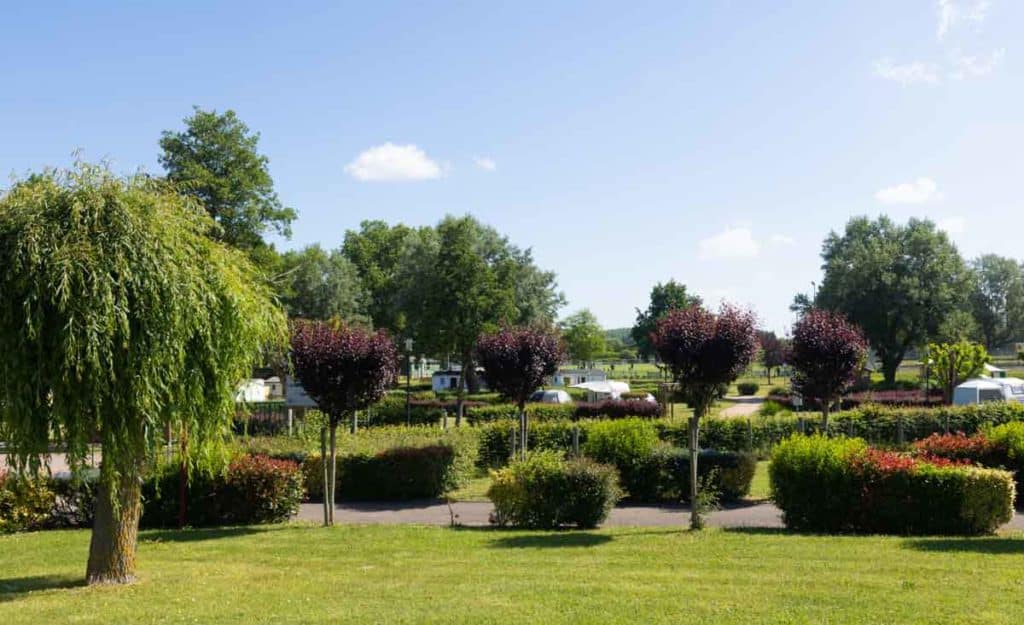 Emplacement de camping dans la vallée du Loir sur les rives du lac de Mansigné