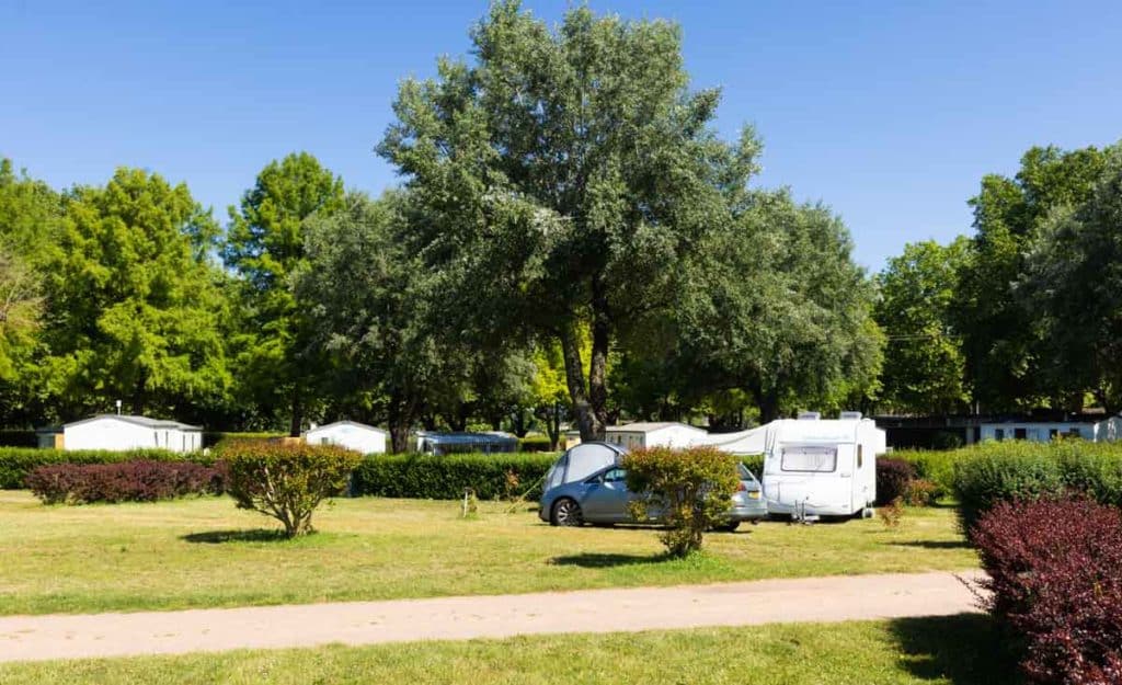 Emplacement de camping dans la vallée du Loir sur les rives du lac de Mansigné