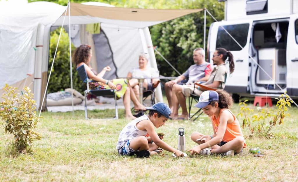 Emplacement de camping dans la vallée du Loir sur les rives du lac de Mansigné