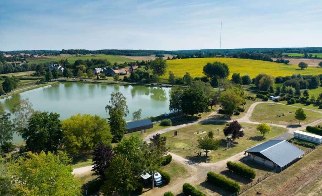 Emplacement de camping dans la vallée du Loir à Mayet