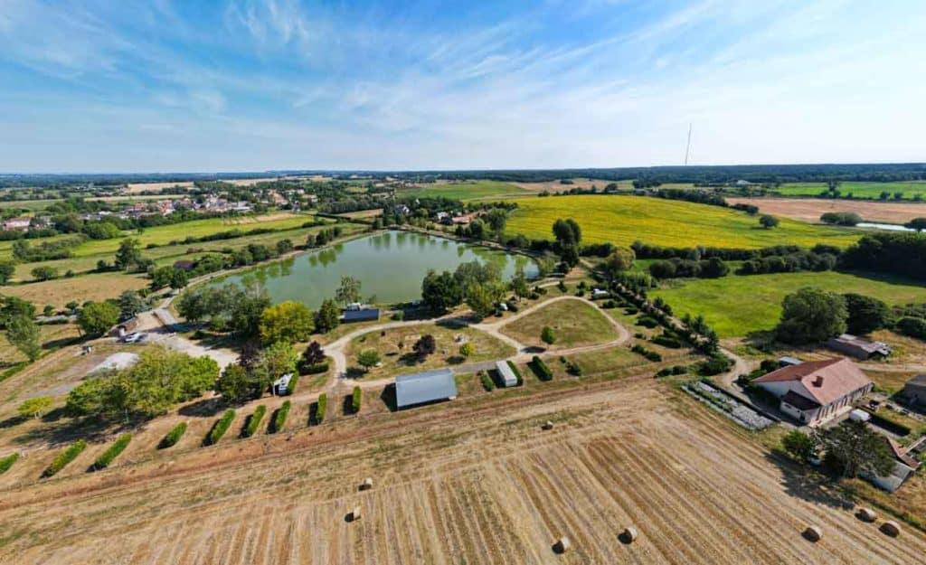 Emplacement de camping dans la vallée du Loir à Mayet