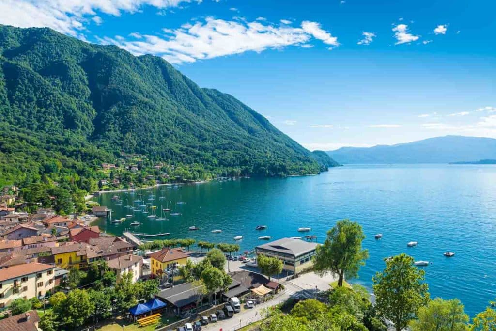 Emplacement de camping sur le lac Majeur en Italie