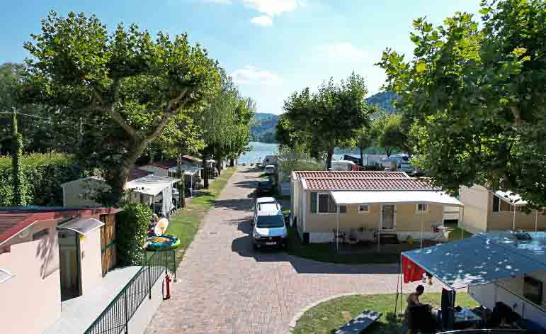 Emplacements de camping sur le lac Majeur en Italie