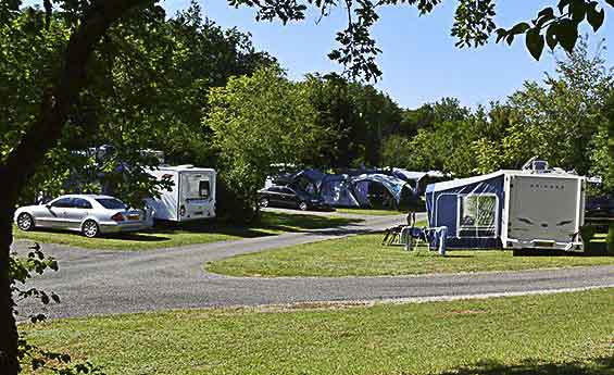 Camping sans enfants dans le Lot | Château de Lacomté