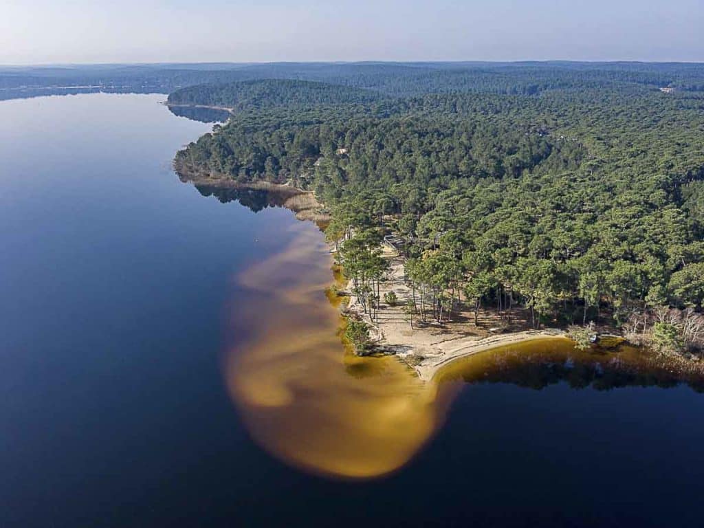 Emplacement de camping sur les rives du lac de Lacanau