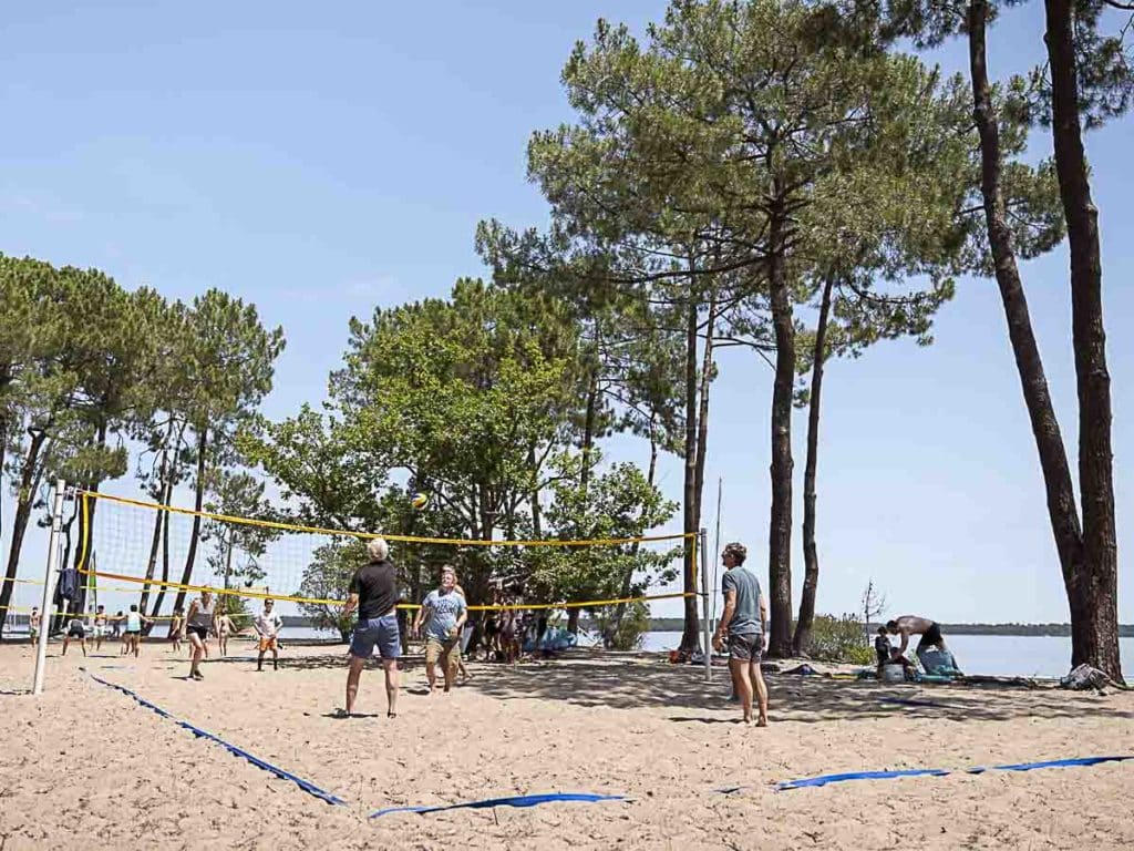 Emplacement de camping sur les rives du lac de Lacanau