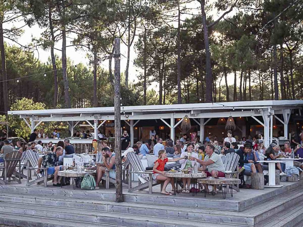 Emplacement de camping sur les rives du lac de Lacanau