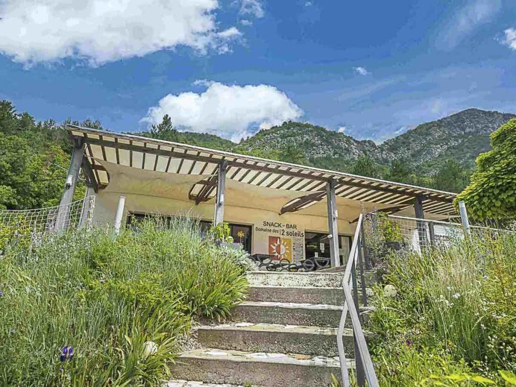 Emplacement de camping dans les Alpes de Haute Provence