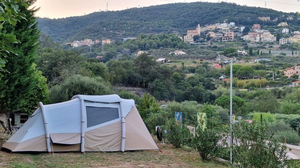 camping dei fiori Italien Riviera Ligurien Liguria Pietra Ligure finale ligure Borgio  Tent Zelt piazzola tenda stellplatze pitch C8 1280x720 1024x576 1