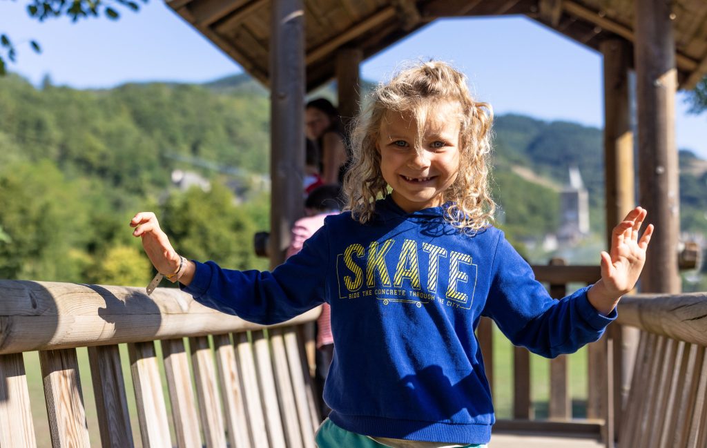 2025 CampingQualite ValdeSaures T Lambelin 44 petite fille sur le jeu 1024x649