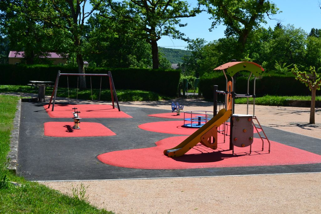 Aire de jeux + terrain de tennis + city (excentré par rapport aux emplacements) Aire de jeux + terrain de tennis + city (excentré par rapport aux emplacements)