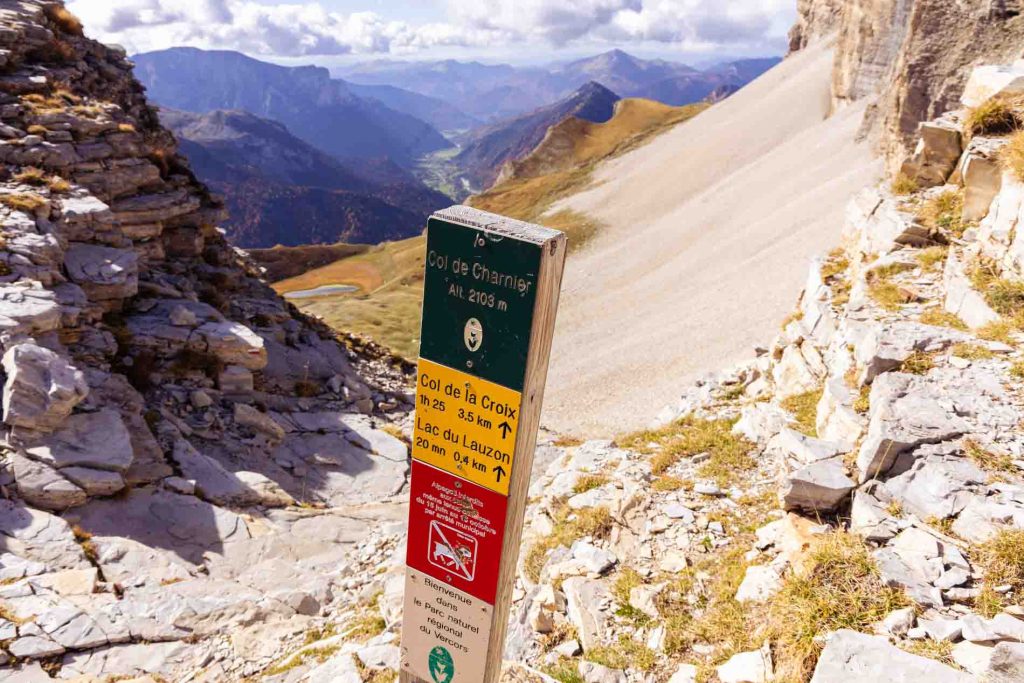 Itinéraire balisé vers le lac du Lauzon à proximité du camping Champ la Chèvre Itinéraire balisé vers le lac du Lauzon à proximité du camping Champ la Chèvre