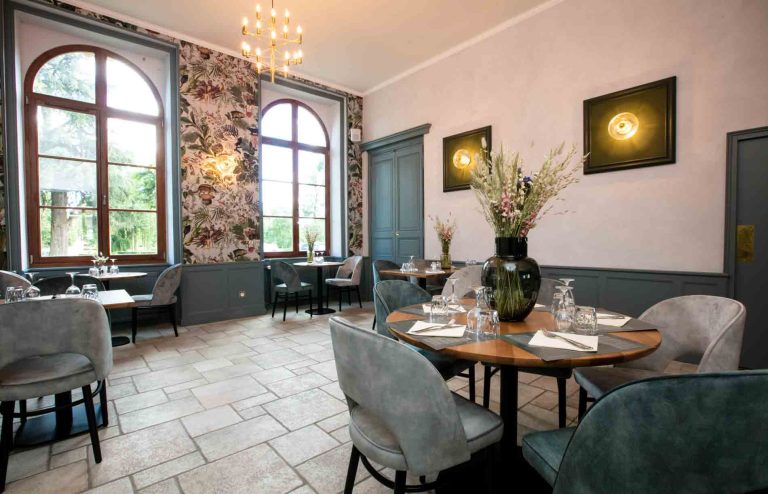 Salle du restaurant du camping Château de l'Epervière en Bourgogne