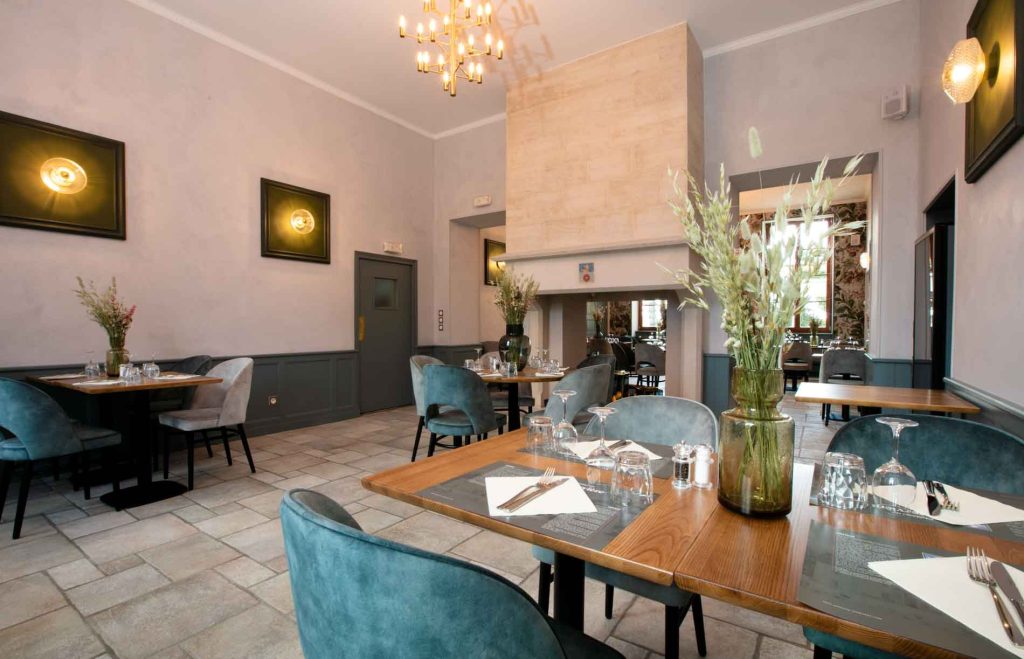 Salle du restaurant du camping Château de l'Epervière en Bourgogne