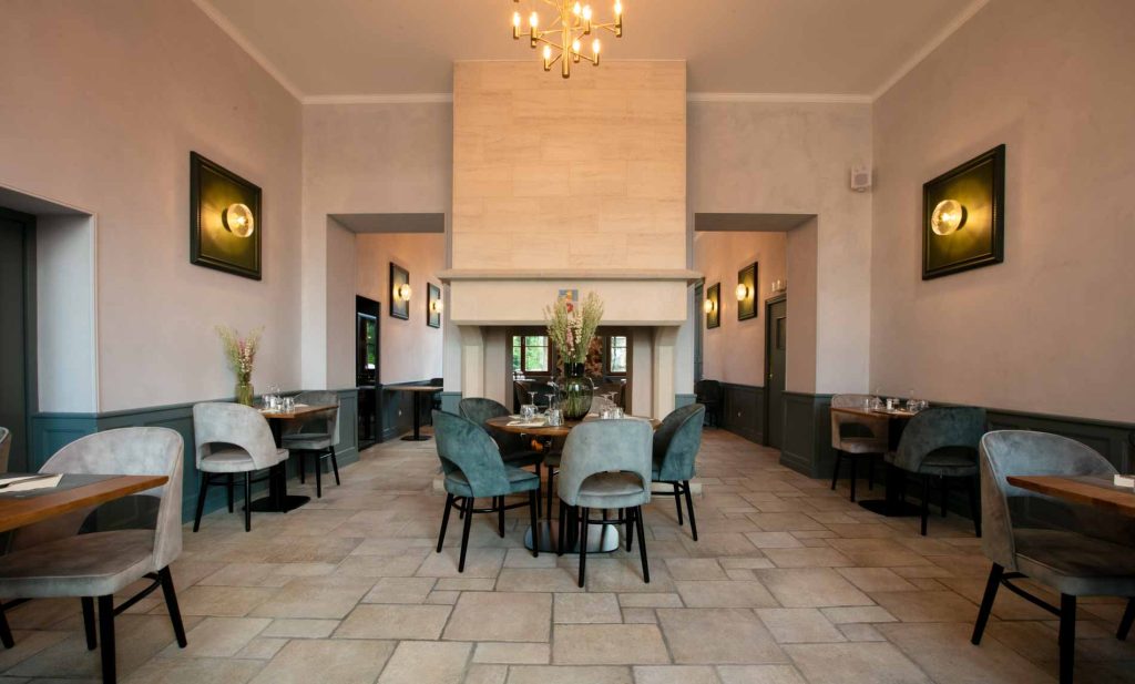 Salle du restaurant du camping Château de l'Epervière en Bourgogne