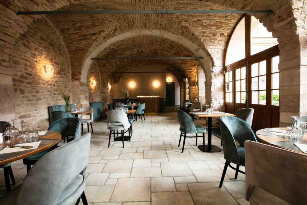 La salle voutée du restaurant du camping Château de l'Epervière en Bourgogne